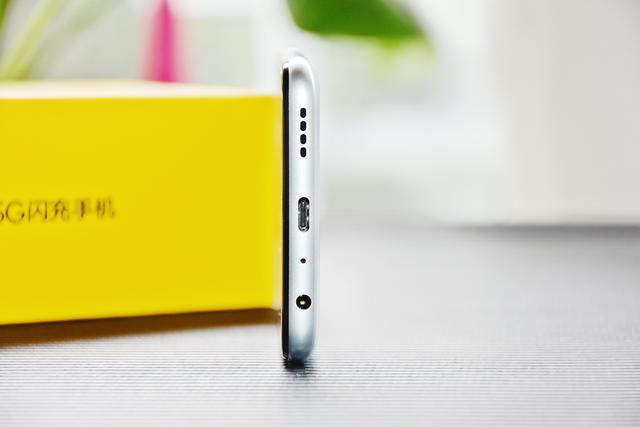 真我V5 5G全方位体验，从根源上弥补年轻一代的潮玩短板