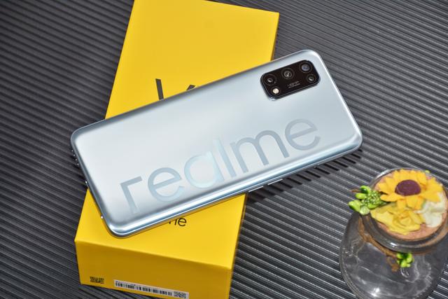 真我V5 5G全方位体验，从根源上弥补年轻一代的潮玩短板