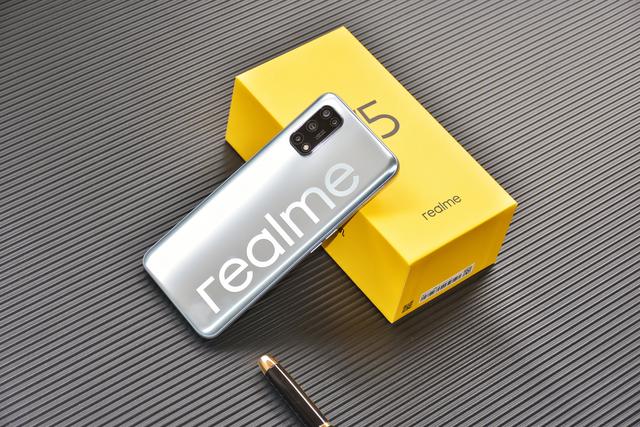 真我V5 5G全方位体验，从根源上弥补年轻一代的潮玩短板