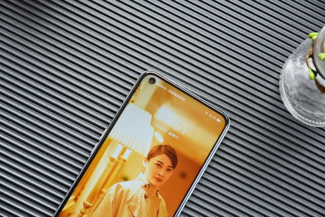 真我V5 5G全方位体验，从根源上弥补年轻一代的潮玩短板