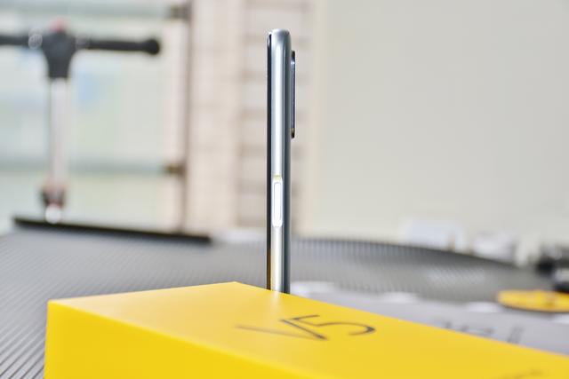 真我V5 5G全方位体验，从根源上弥补年轻一代的潮玩短板