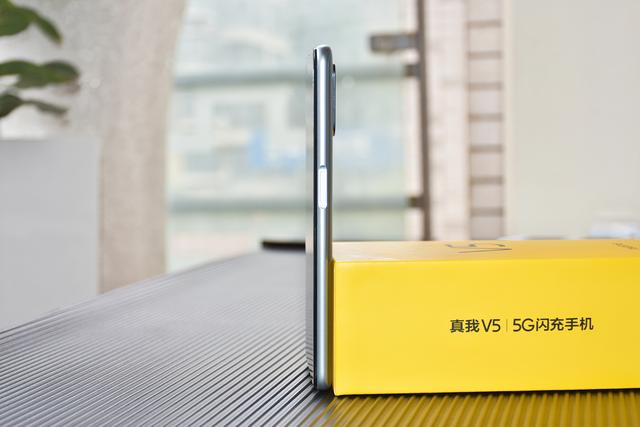 真我V5 5G全方位体验，从根源上弥补年轻一代的潮玩短板