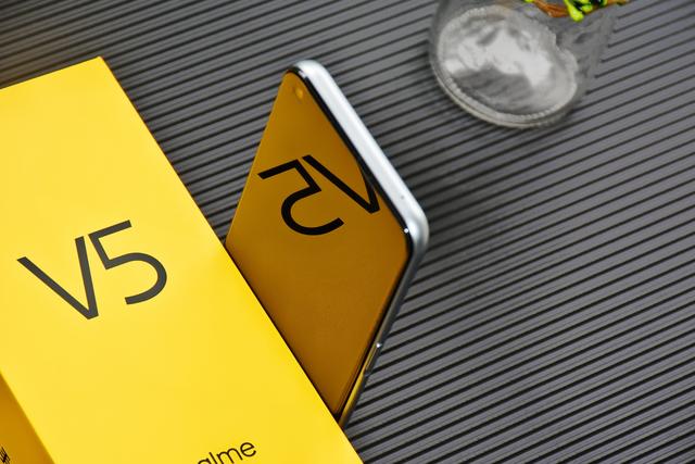 真我V5 5G全方位体验，从根源上弥补年轻一代的潮玩短板