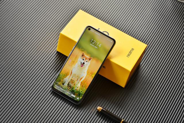 真我V5 5G全方位体验，从根源上弥补年轻一代的潮玩短板