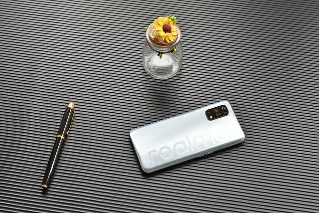 真我V5 5G全方位体验，从根源上弥补年轻一代的潮玩短板