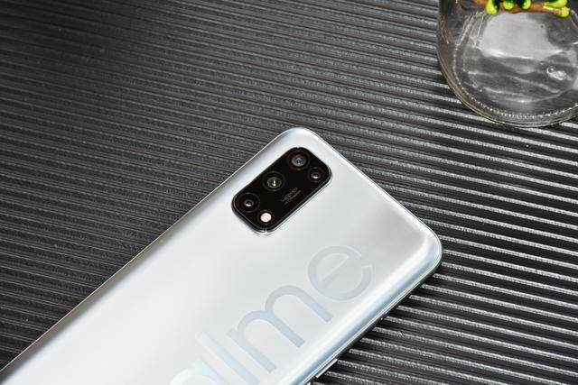 真我V5 5G全方位体验，从根源上弥补年轻一代的潮玩短板