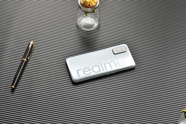 真我V5 5G全方位体验，从根源上弥补年轻一代的潮玩短板