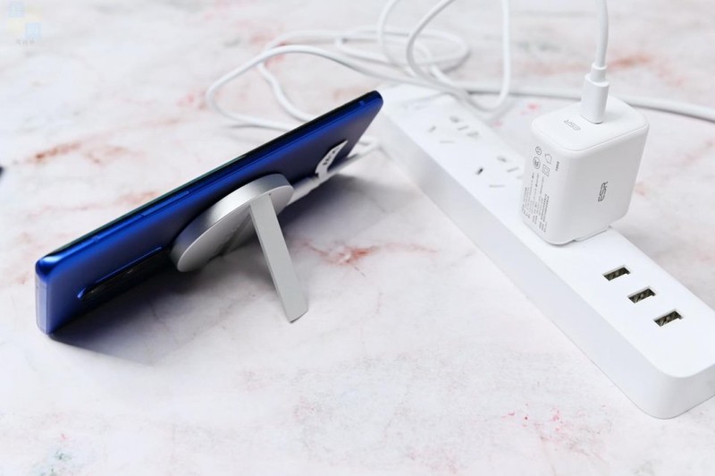 更轻快的充电体验，苹果安卓都能用，亿色20W充电器上手