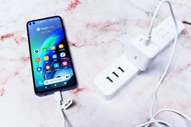 更轻快的充电体验，苹果安卓都能用，亿色20W充电器上手