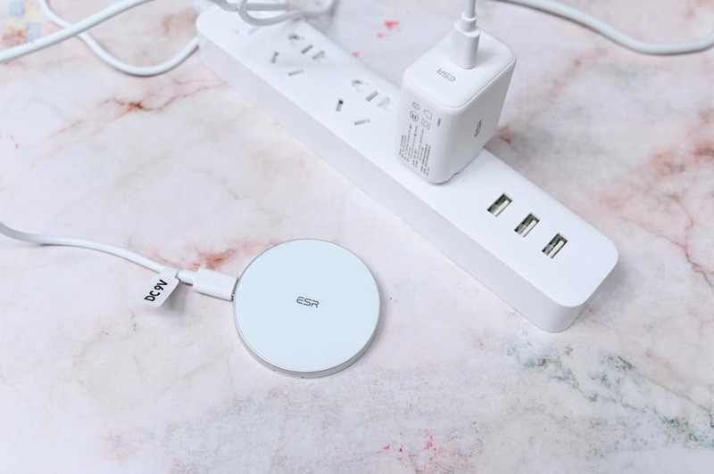 更轻快的充电体验，苹果安卓都能用，亿色20W充电器上手