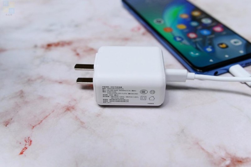 更轻快的充电体验，苹果安卓都能用，亿色20W充电器上手