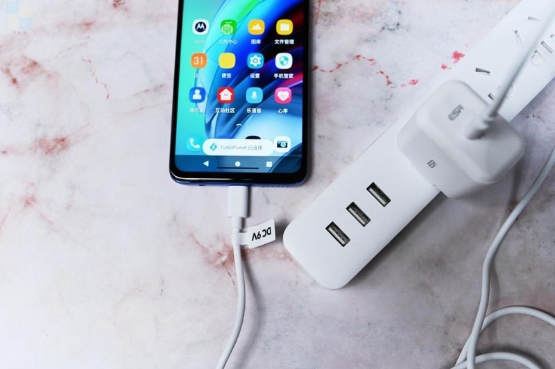 更轻快的充电体验，苹果安卓都能用，亿色20W充电器上手
