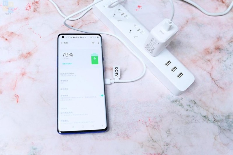 更轻快的充电体验，苹果安卓都能用，亿色20W充电器上手