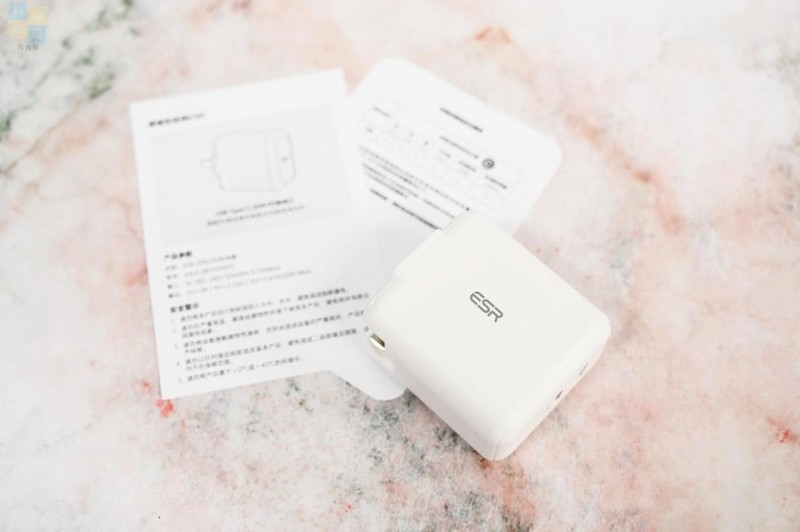 更轻快的充电体验，苹果安卓都能用，亿色20W充电器上手