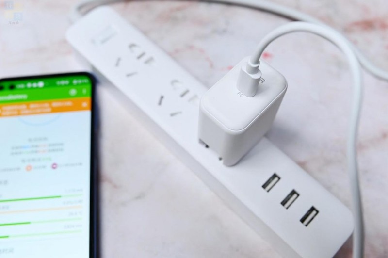 更轻快的充电体验，苹果安卓都能用，亿色20W充电器上手