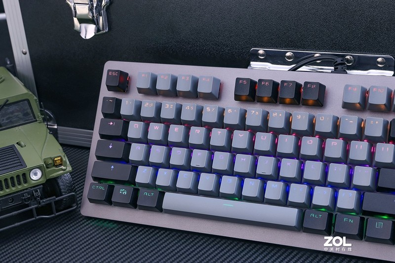 全键可编程、拼色键盘、七彩背光，这样的百元级机械键盘你爱吗？