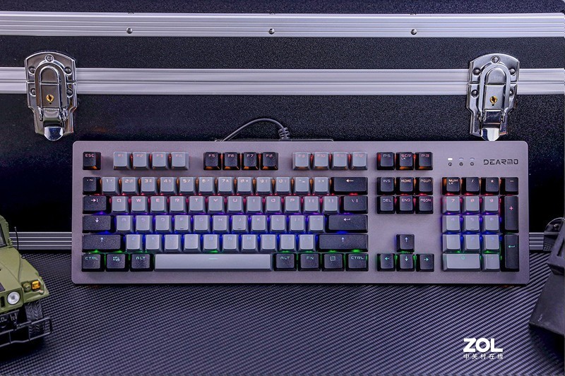 全键可编程、拼色键盘、七彩背光，这样的百元级机械键盘你爱吗？