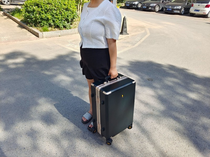 出行必备，小身材大肚量，地平线8号行李箱评测