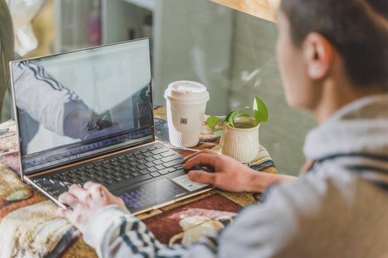 一份朴实无华的EVO认证笔记本体验分享，角度中立那种