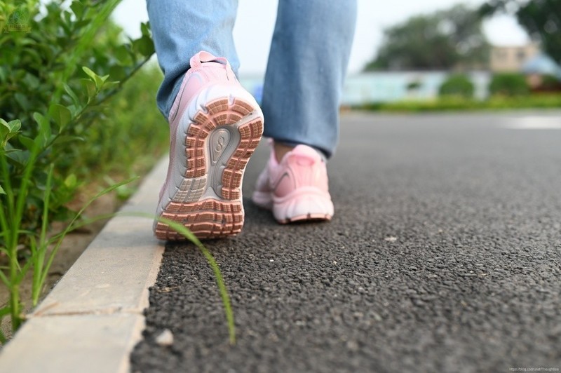 减震透气的清爽跑鞋，让跑步更轻松，咕咚10K悦弹体验