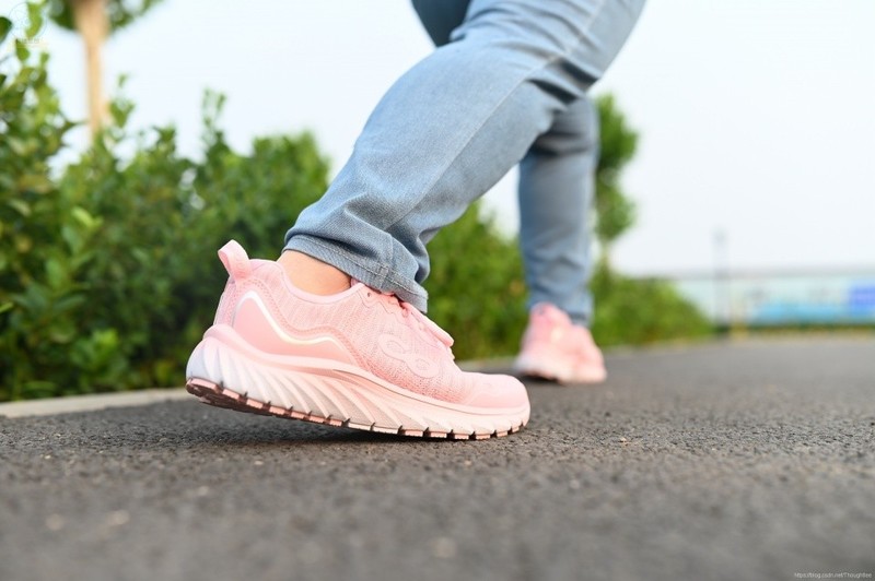 减震透气的清爽跑鞋，让跑步更轻松，咕咚10K悦弹体验