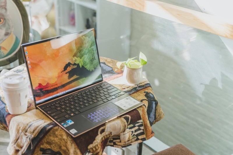 一份朴实无华的EVO认证笔记本体验分享，角度中立那种