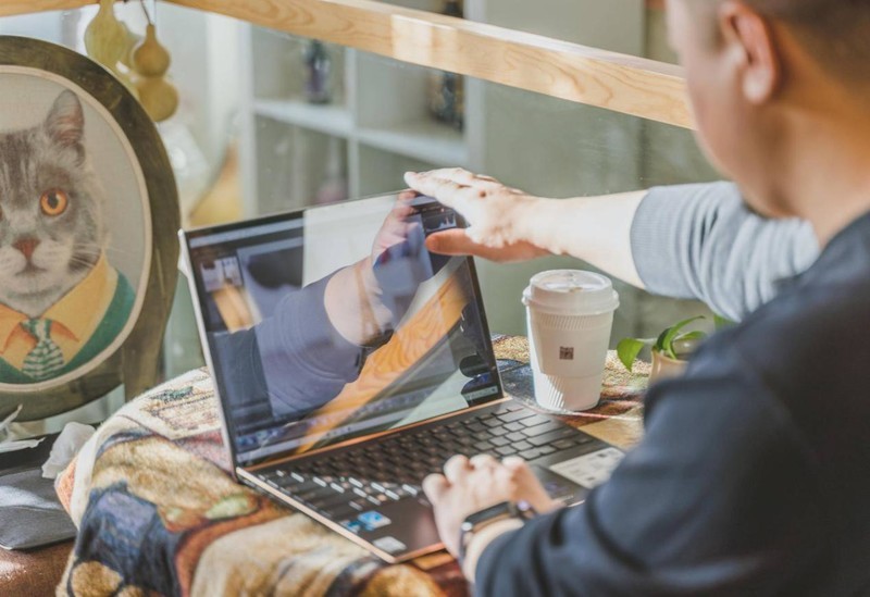 一份朴实无华的EVO认证笔记本体验分享，角度中立那种