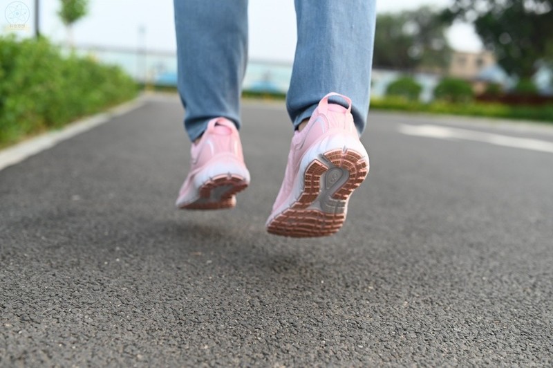 减震透气的清爽跑鞋，让跑步更轻松，咕咚10K悦弹体验