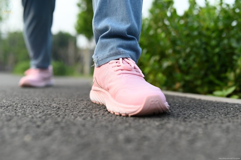 减震透气的清爽跑鞋，让跑步更轻松，咕咚10K悦弹体验