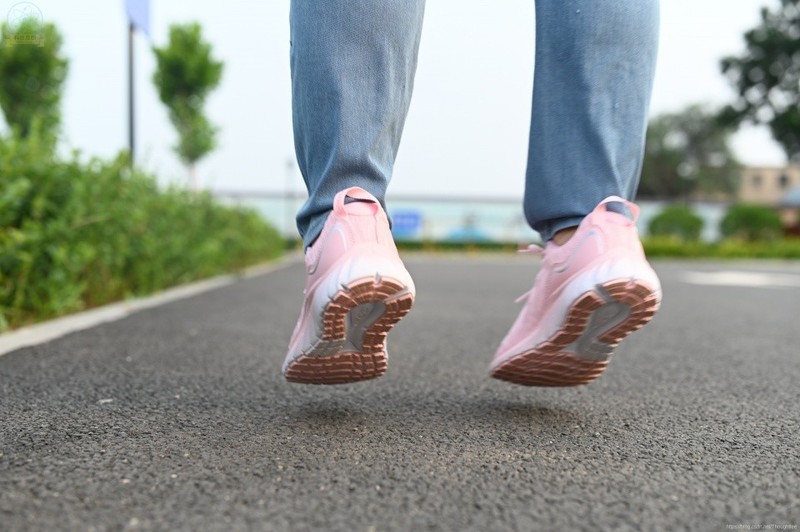 减震透气的清爽跑鞋，让跑步更轻松，咕咚10K悦弹体验