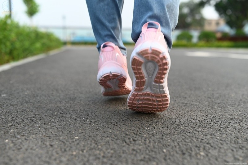 减震透气的清爽跑鞋，让跑步更轻松，咕咚10K悦弹体验