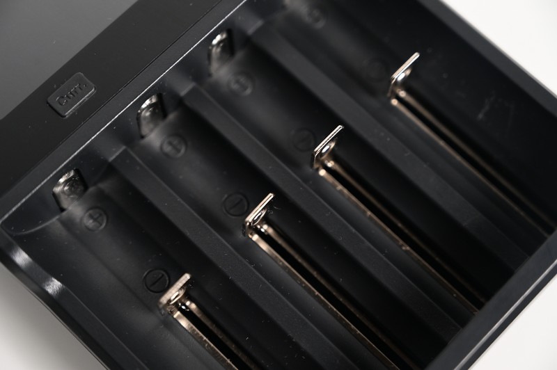 兼容超全的电池充电器，速度也挺快，XTAR VC4 PLUS锂电充电器上手