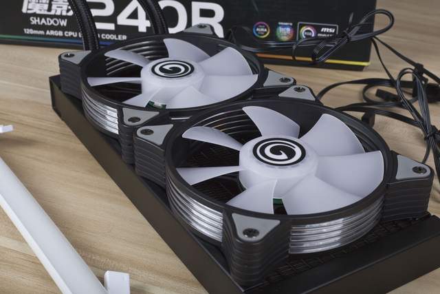 全员RGB时代水冷管也不能放过，影驰魔影240R性能与颜值体验