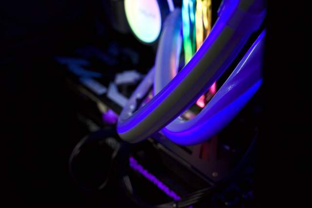 全员RGB时代水冷管也不能放过，影驰魔影240R性能与颜值体验