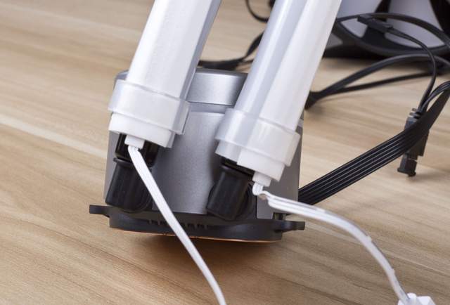 全员RGB时代水冷管也不能放过，影驰魔影240R性能与颜值体验