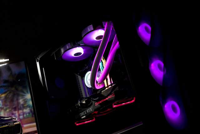 全员RGB时代水冷管也不能放过，影驰魔影240R性能与颜值体验