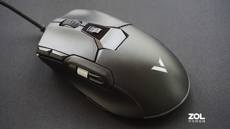 拥有着12个键位的游戏鼠标，雷柏V330上手体验