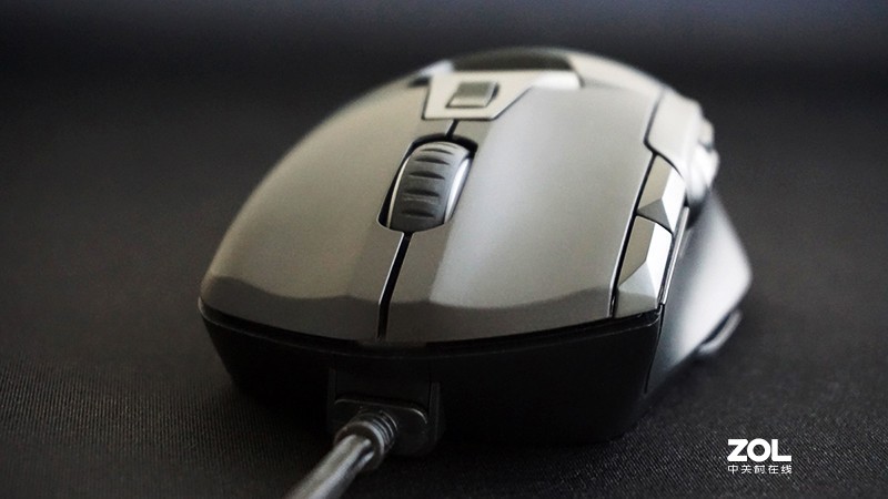 拥有着12个键位的游戏鼠标，雷柏V330上手体验