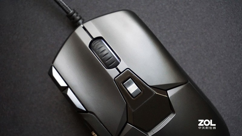 拥有着12个键位的游戏鼠标，雷柏V330上手体验