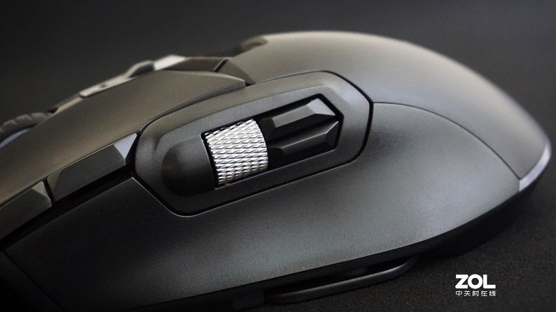 拥有着12个键位的游戏鼠标，雷柏V330上手体验