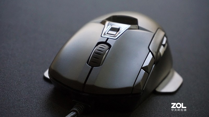 拥有着12个键位的游戏鼠标，雷柏V330上手体验