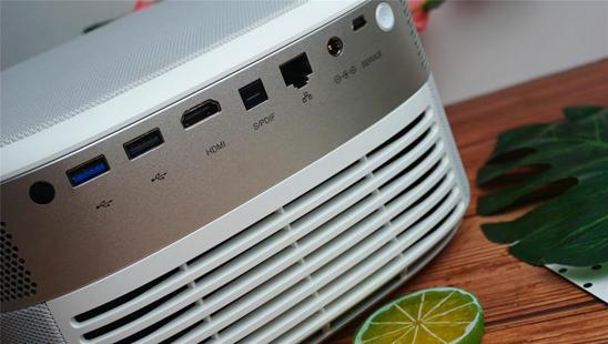 坚果J9深度体验：足不出户就能看大屏，观影效果令人震撼