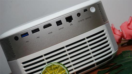 坚果J9深度体验：足不出户就能看大屏，观影效果令人震撼