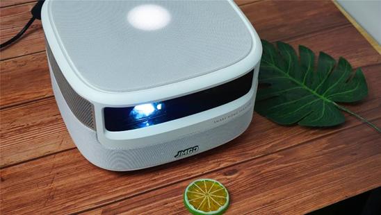 坚果J9深度体验：足不出户就能看大屏，观影效果令人震撼