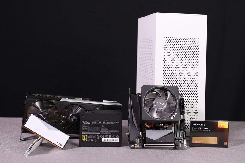 ITX装机实录！AMD锐龙R5 3600配RX5700XT桌面小钢炮