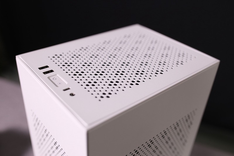 ITX装机实录！AMD锐龙R5 3600配RX5700XT桌面小钢炮