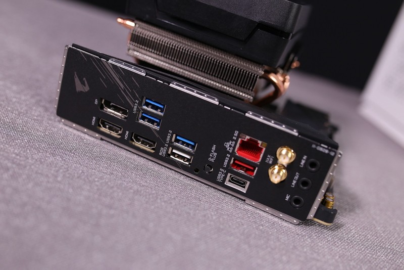 ITX装机实录！AMD锐龙R5 3600配RX5700XT桌面小钢炮