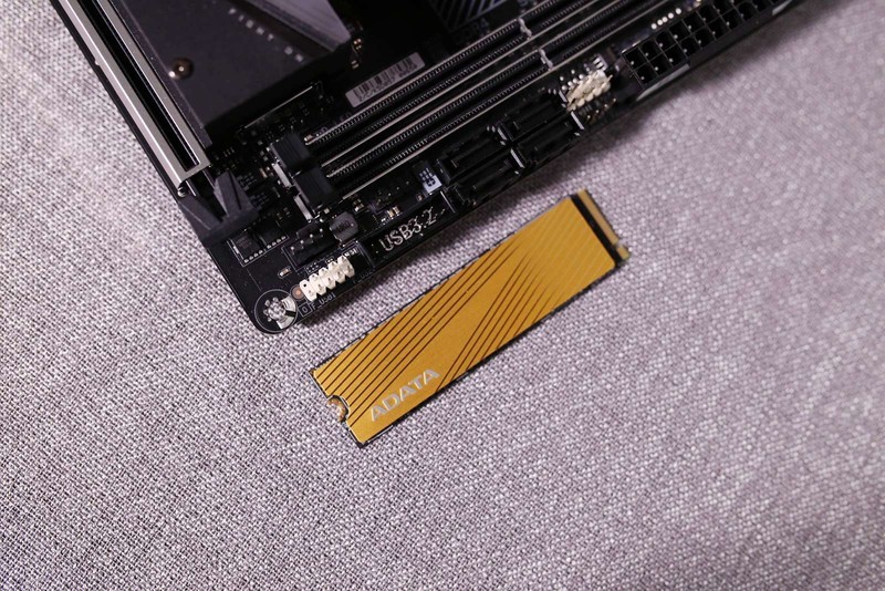 ITX装机实录！AMD锐龙R5 3600配RX5700XT桌面小钢炮