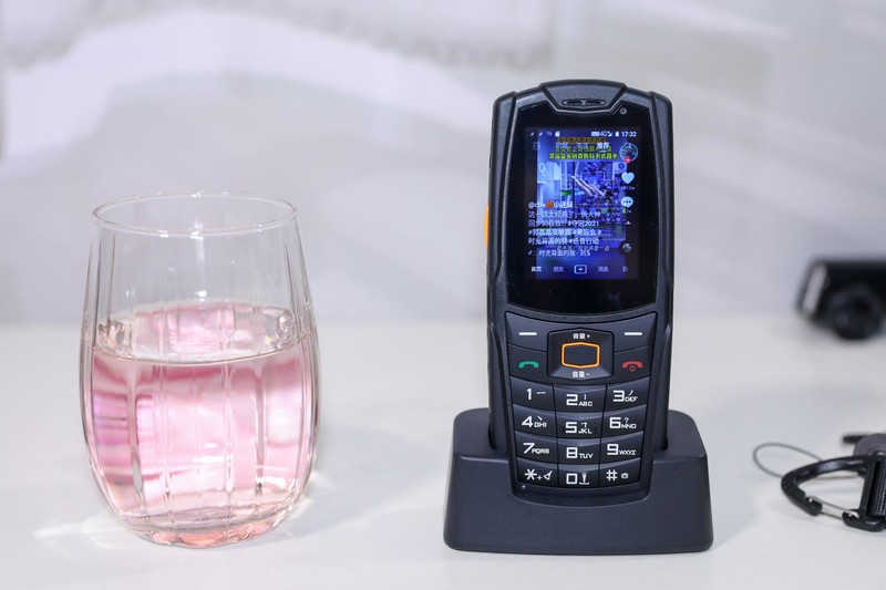 能聊微信、刷抖音的按键机，AGM M7三防智能按键机评测