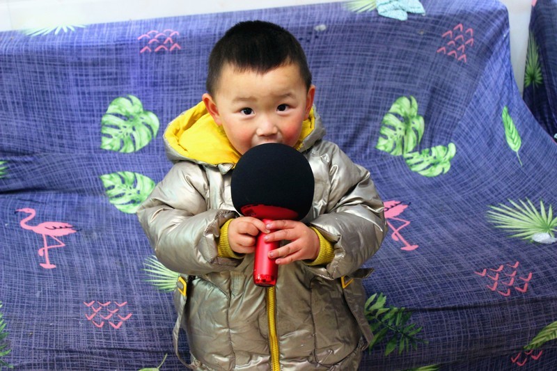 培养孩子动口歌唱能力，我从这款唱吧小巨蛋麦克风Q5使用开始